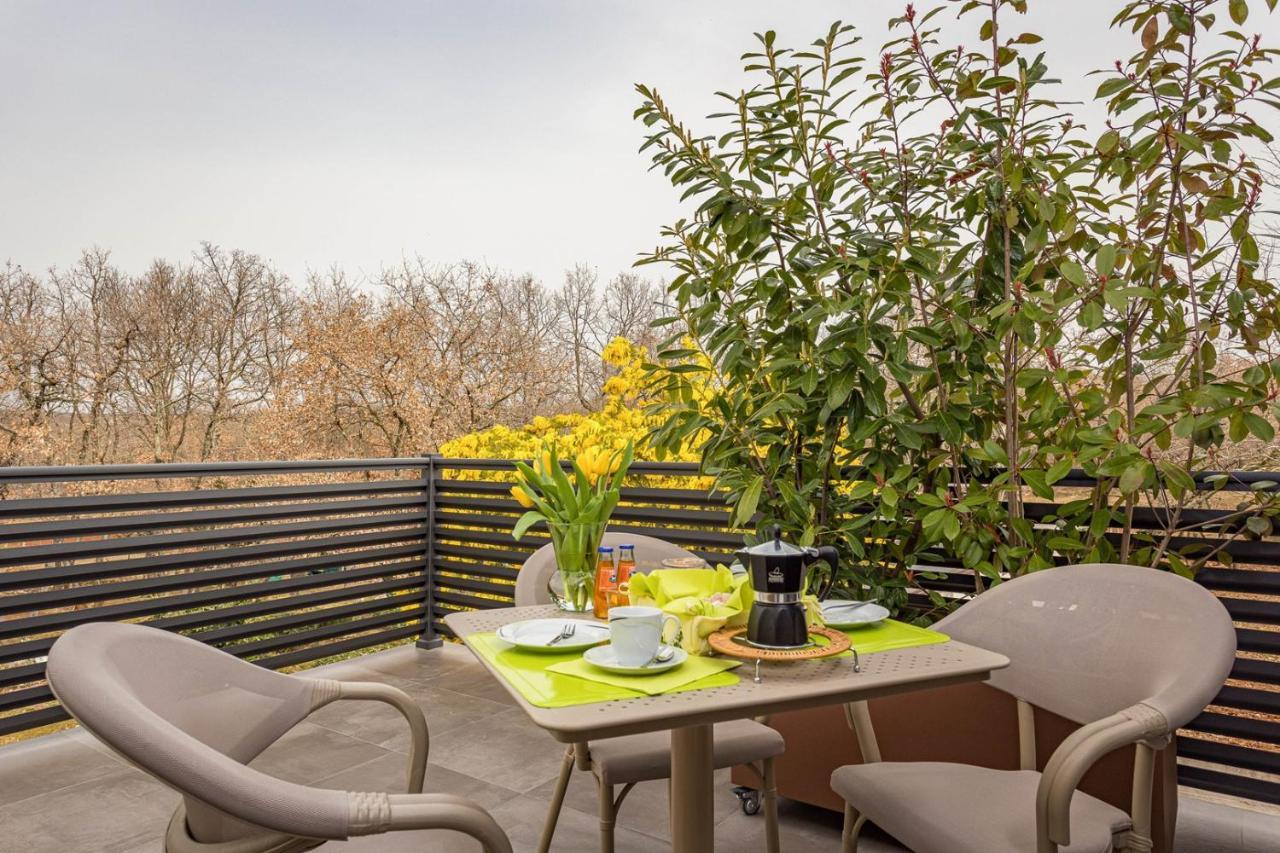 Apartments Bijou With Big Private Garden Near Umag Vilanija Zewnętrze zdjęcie